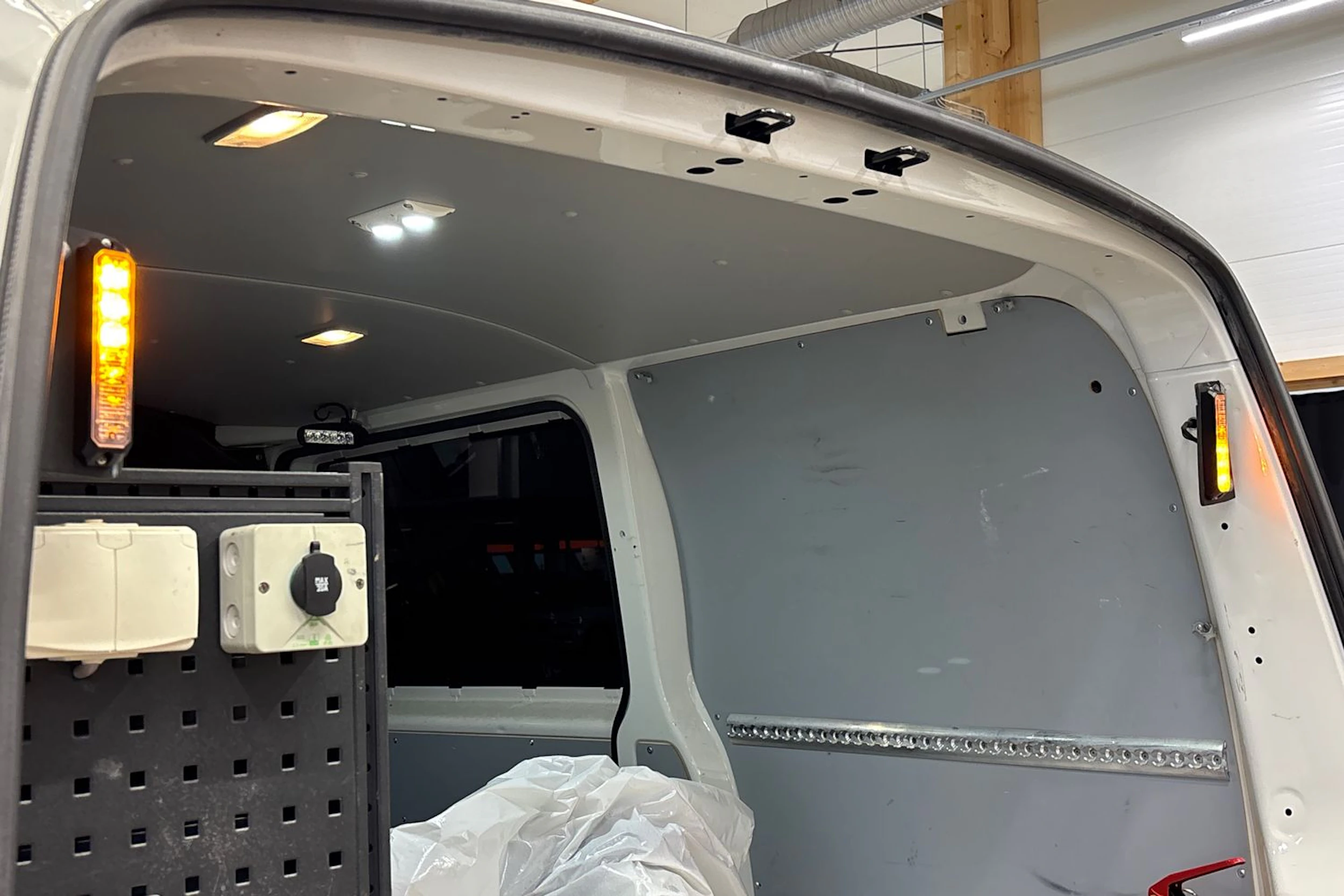 valkoinen Volkswagen Transporter 2017 kuva 31.