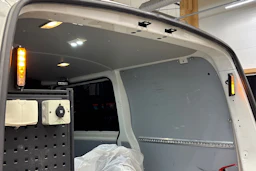 valkoinen Volkswagen Transporter 2017 kuva 31.