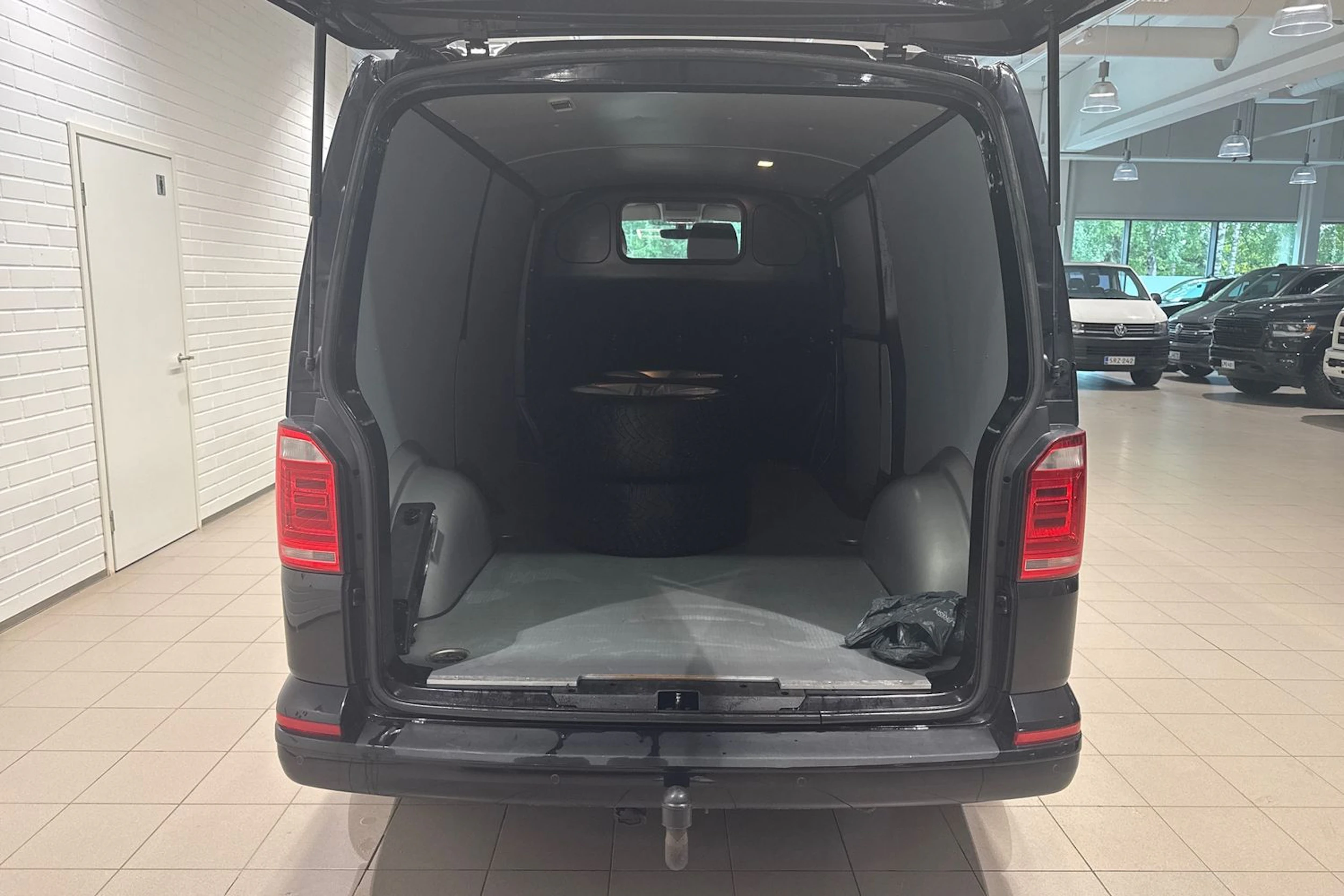 musta Volkswagen Transporter 2017 kuva 16.