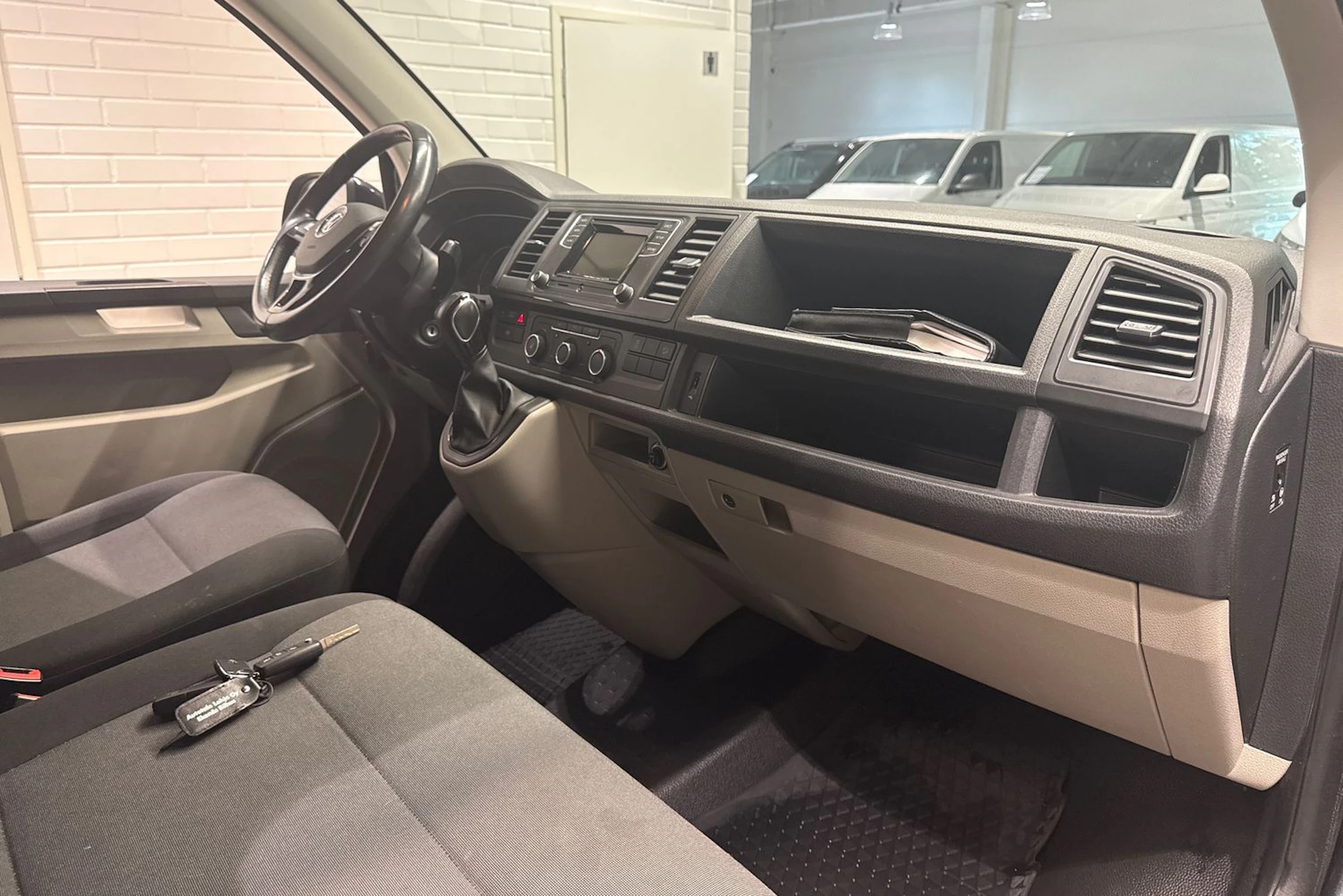 musta Volkswagen Transporter 2017 kuva 18.