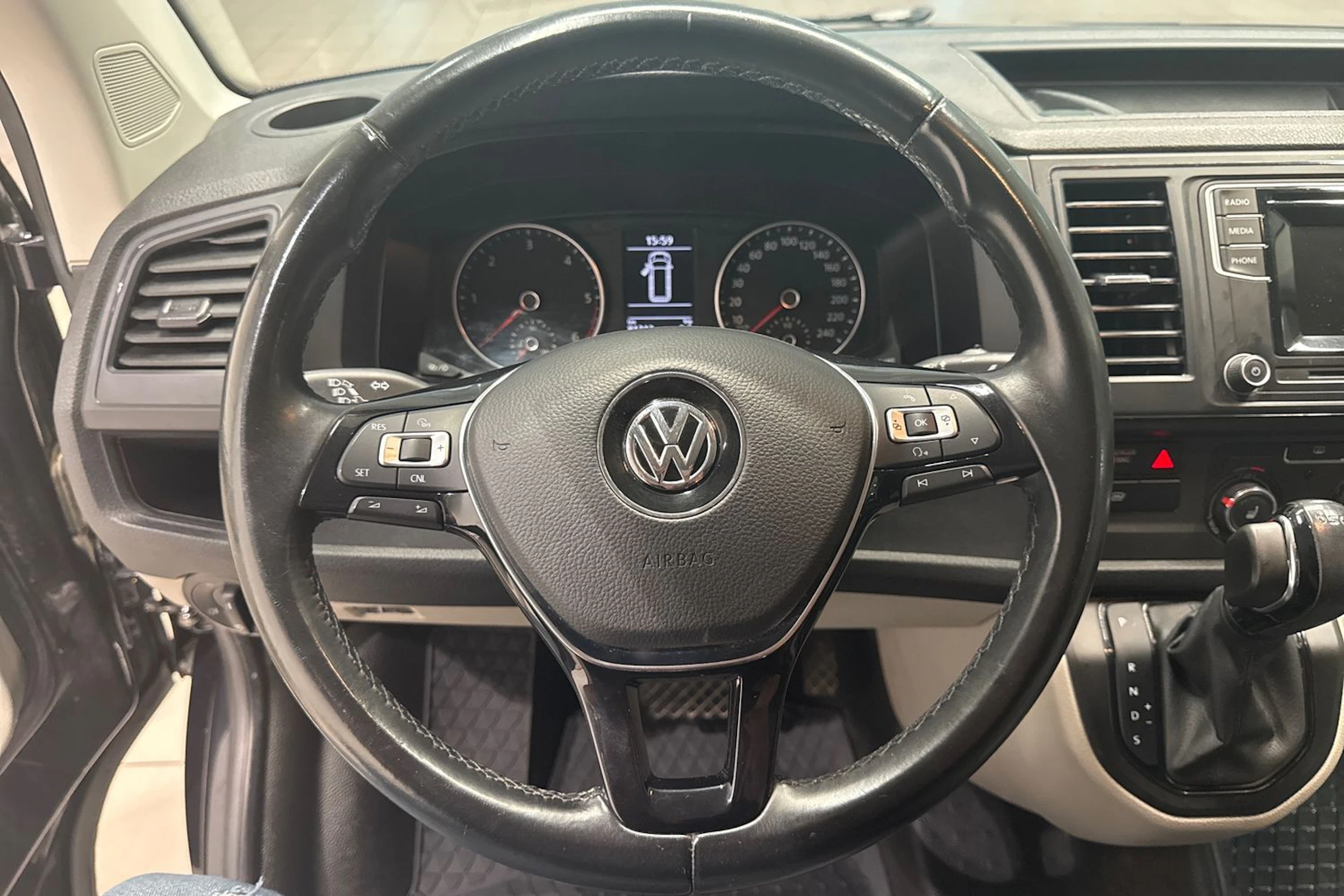 musta Volkswagen Transporter 2017 kuva 19.