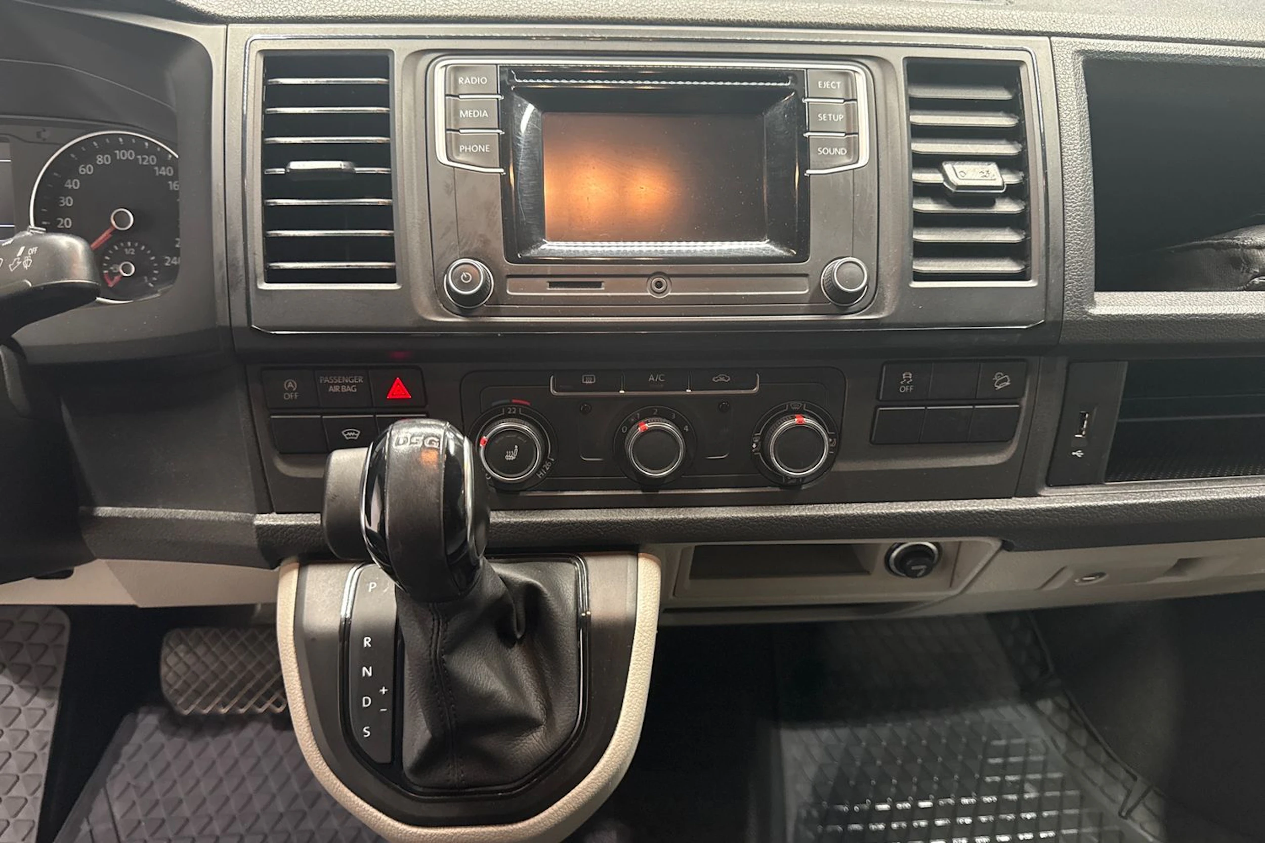 musta Volkswagen Transporter 2017 kuva 22.