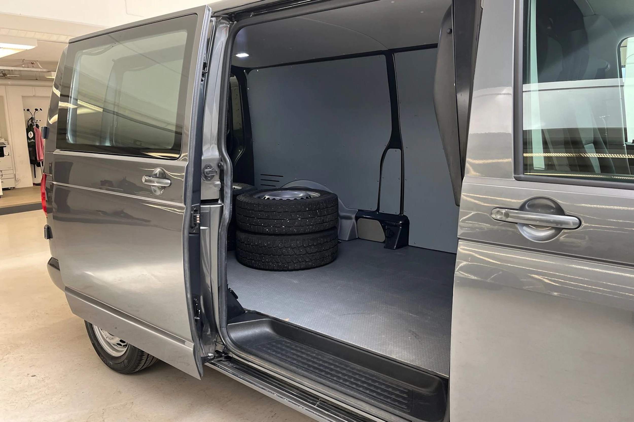 harmaa Volkswagen Transporter 2017 kuva 13.