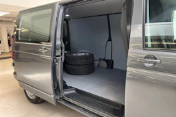 harmaa Volkswagen Transporter 2017 kuva 13.