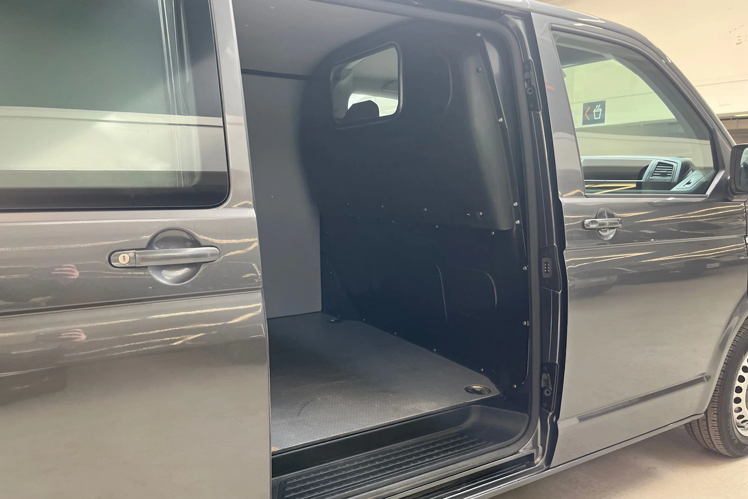 harmaa Volkswagen Transporter 2017 kuva 15.