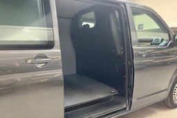 harmaa Volkswagen Transporter 2017 kuva 15.