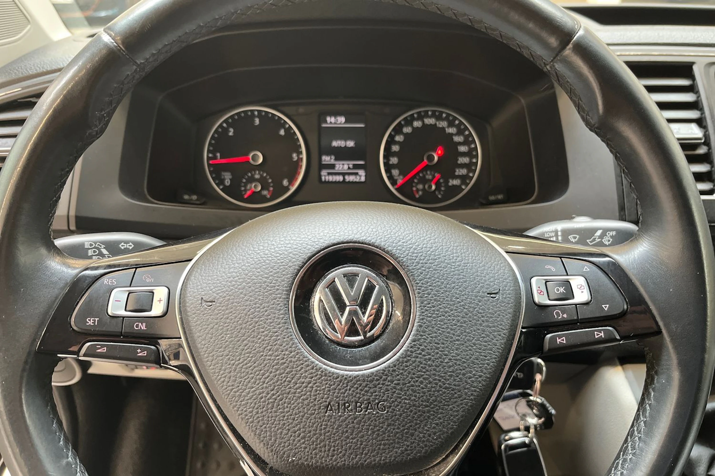 harmaa Volkswagen Transporter 2017 kuva 20.