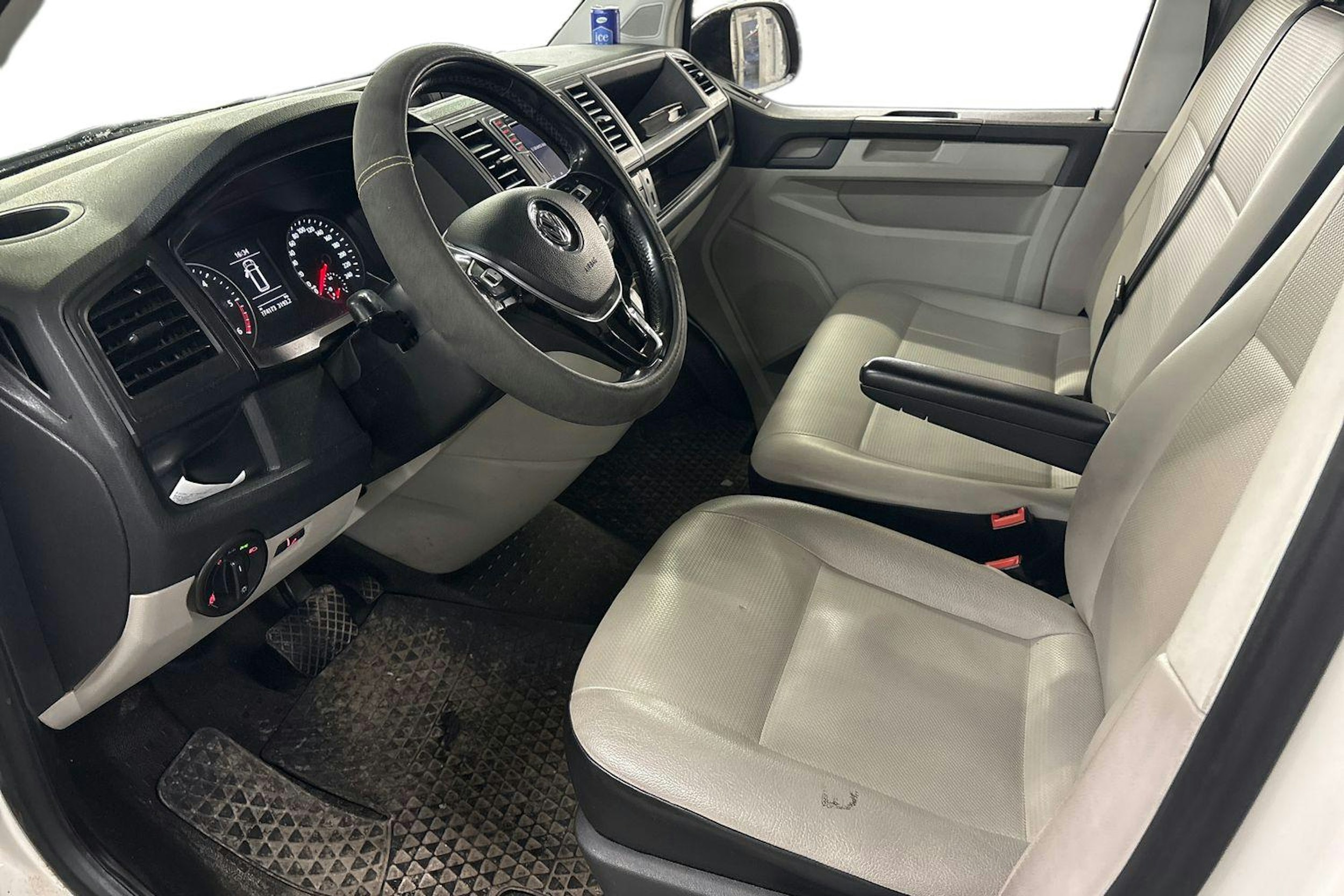 valkoinen Volkswagen Transporter 2017 kuva 3.