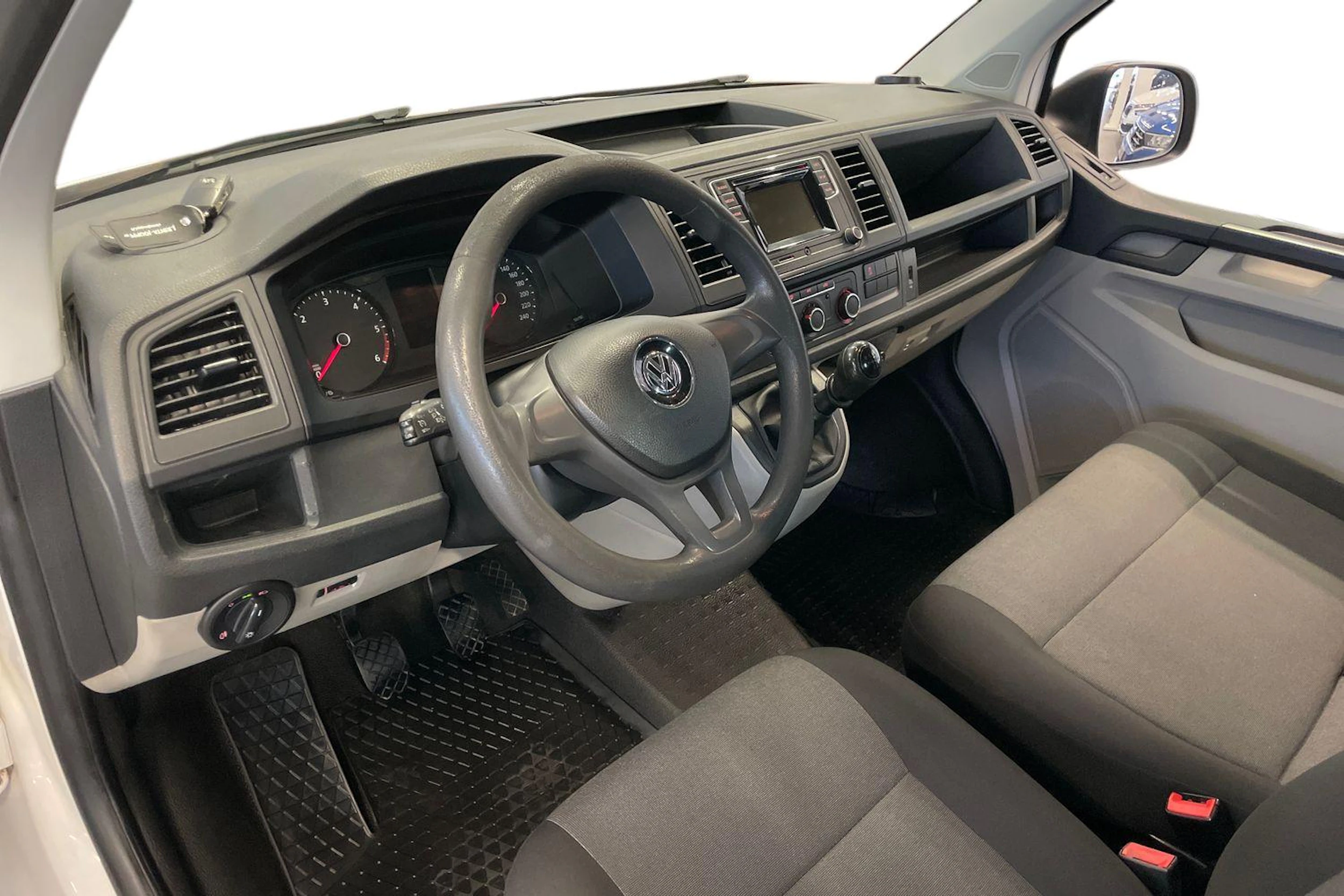 Valkoinen Volkswagen TRANSPORTER 2017 kuva 8.