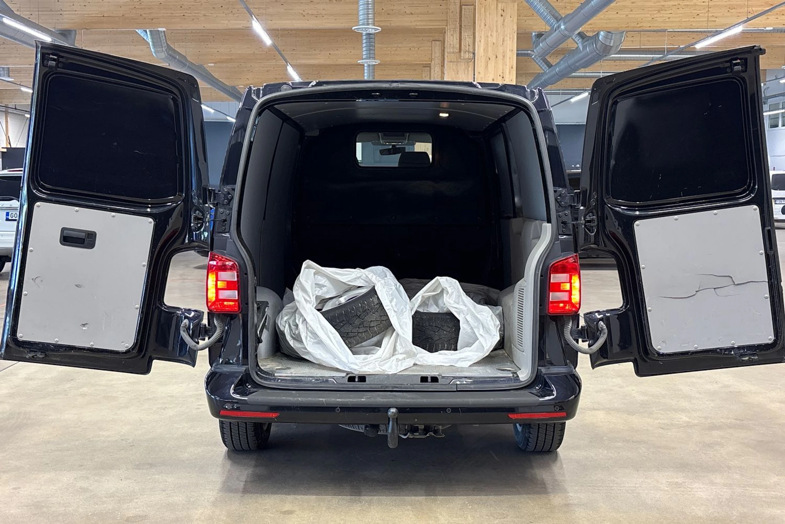 musta Volkswagen Transporter 2017 kuva 28.