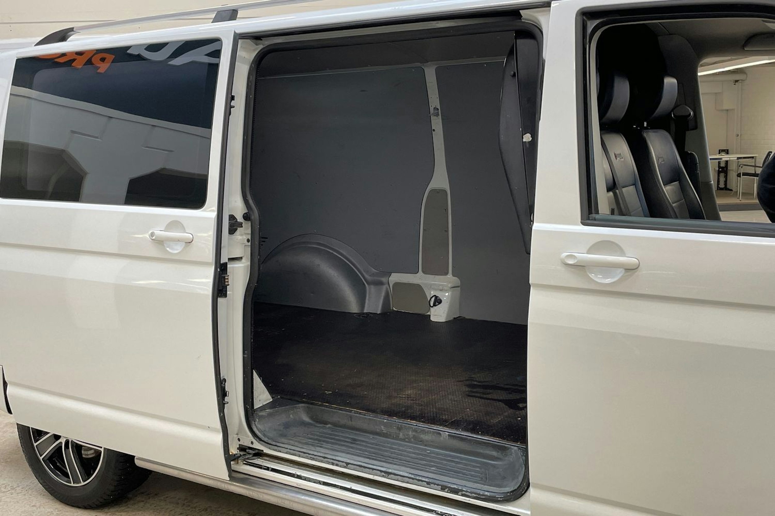 valkoinen Volkswagen Transporter 2017 kuva 13.