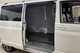 valkoinen Volkswagen Transporter 2017 kuva 13.