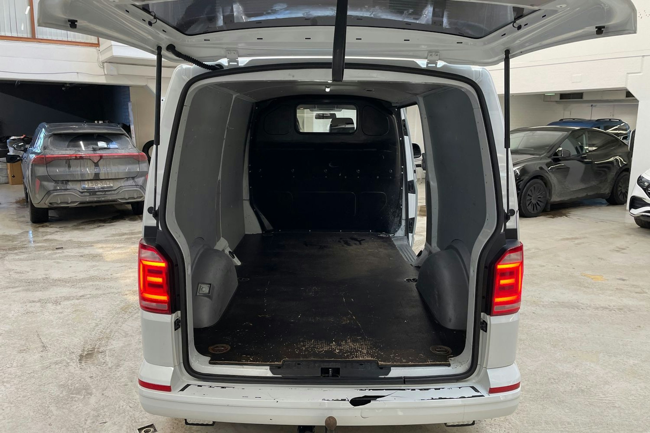 valkoinen Volkswagen Transporter 2017 kuva 15.