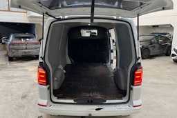 valkoinen Volkswagen Transporter 2017 kuva 15.