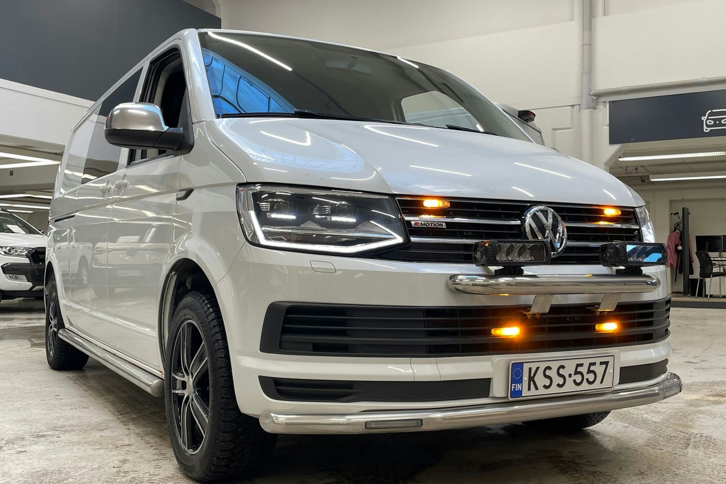 valkoinen Volkswagen Transporter 2017 kuva 26.