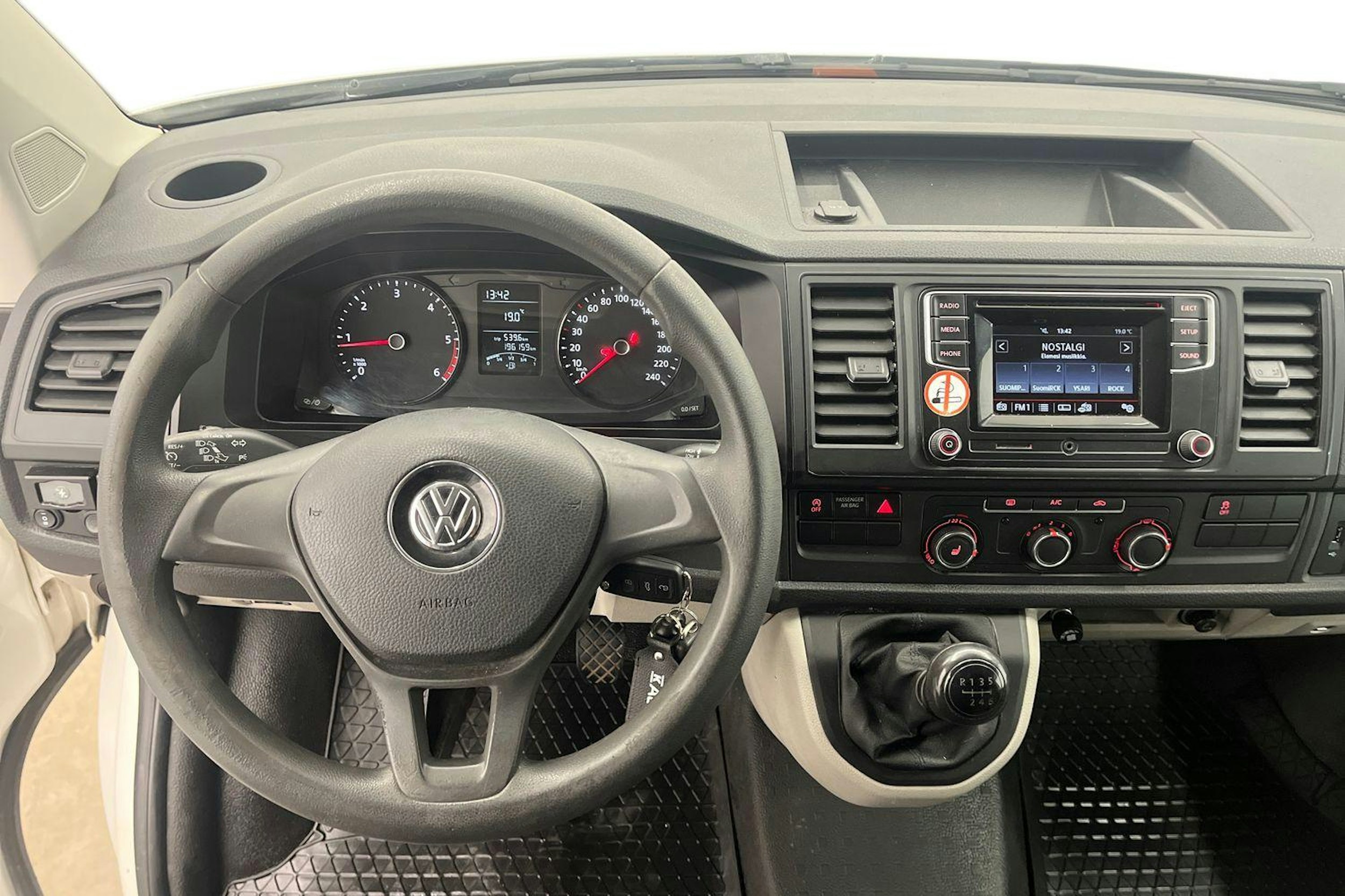 valkoinen Volkswagen Transporter 2017 kuva 9.