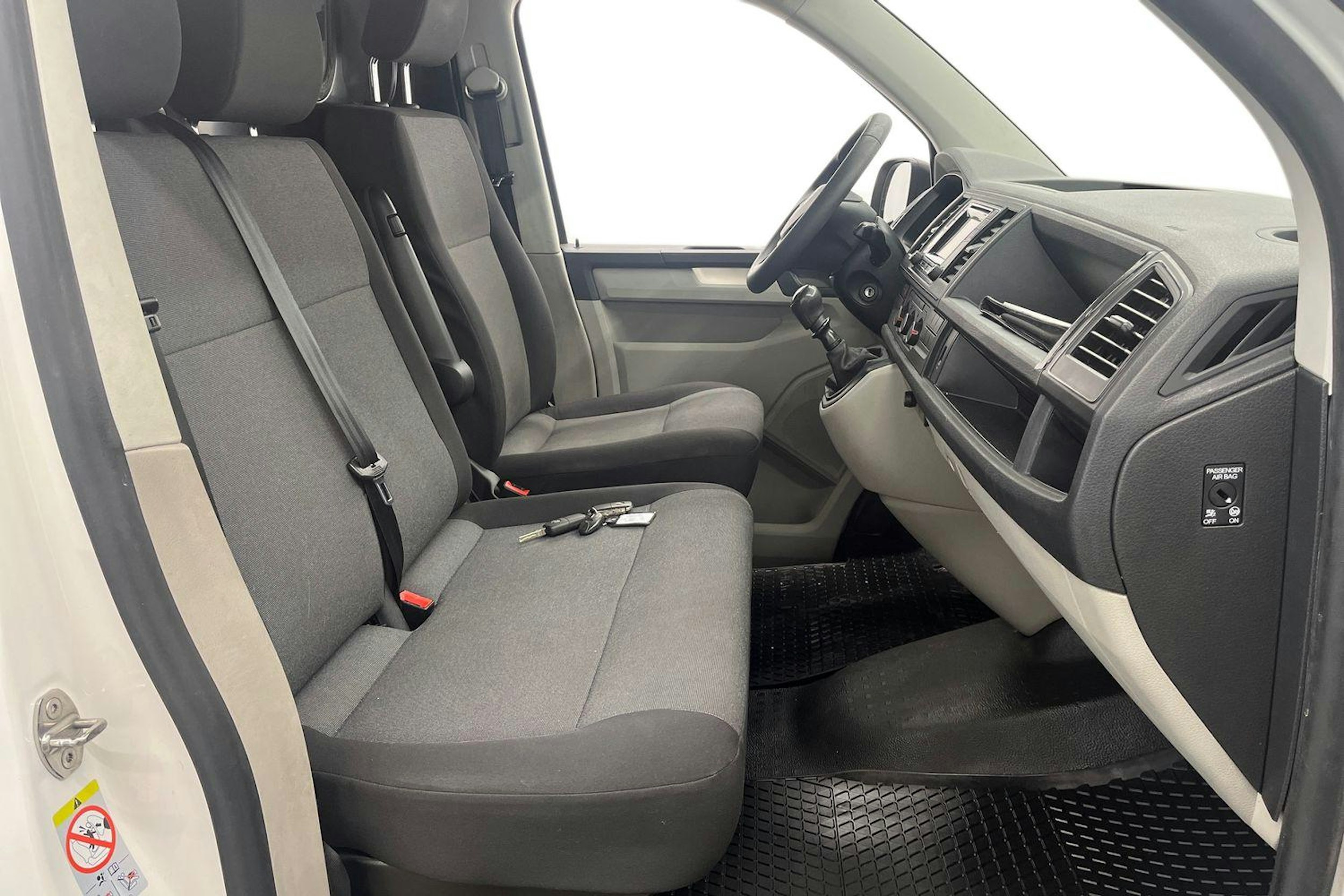valkoinen Volkswagen Transporter 2017 kuva 10.