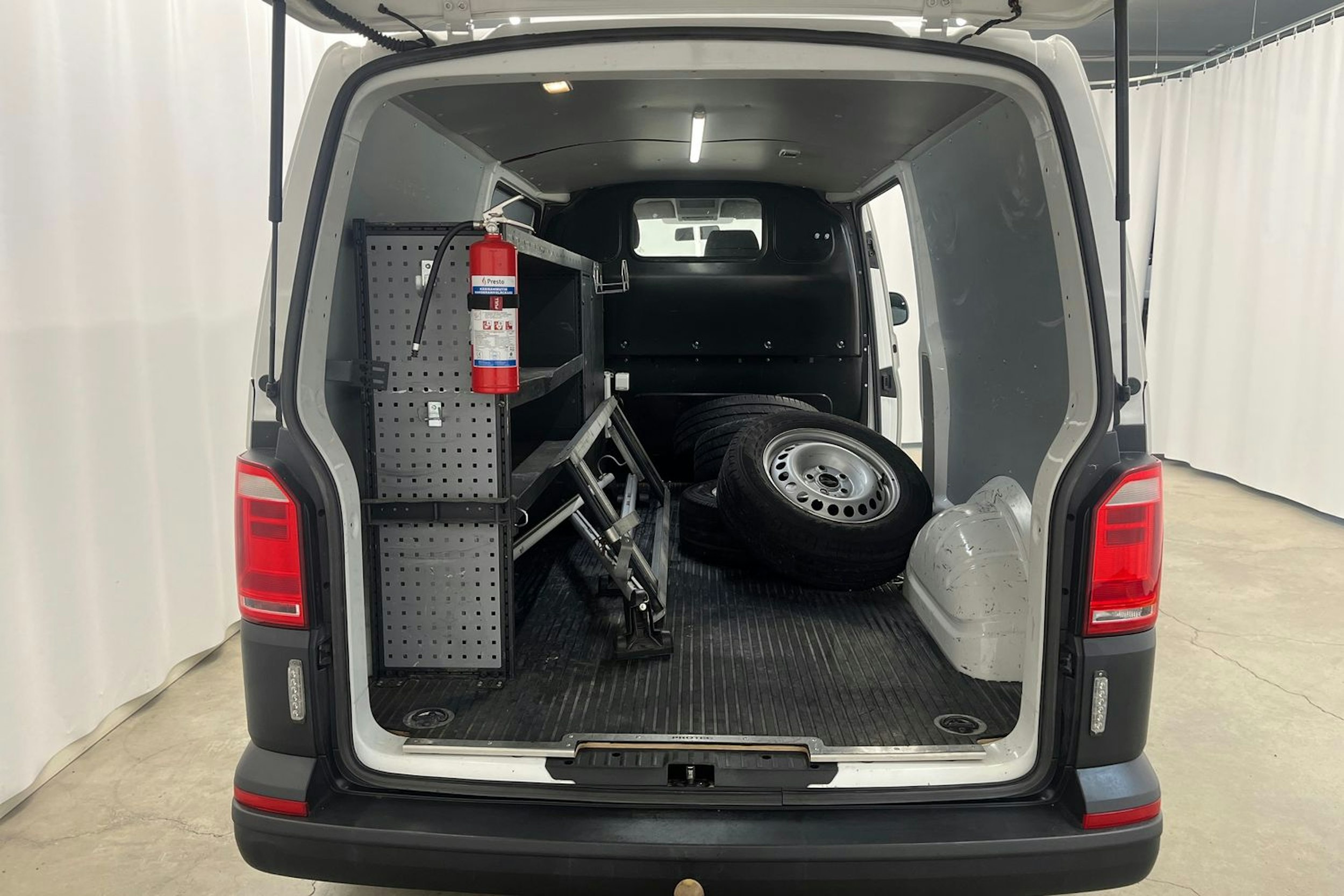 valkoinen Volkswagen Transporter 2017 kuva 14.