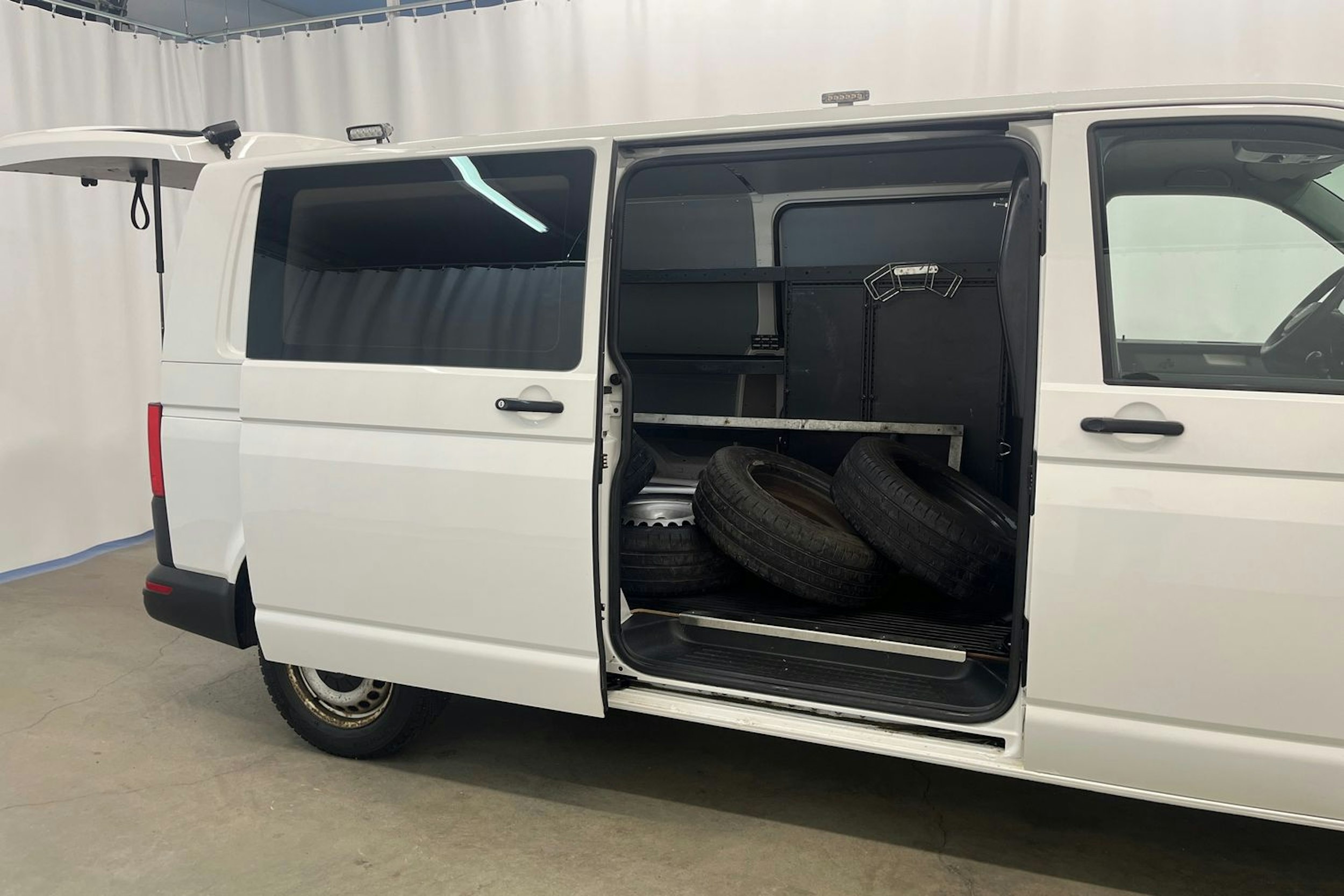 valkoinen Volkswagen Transporter 2017 kuva 16.