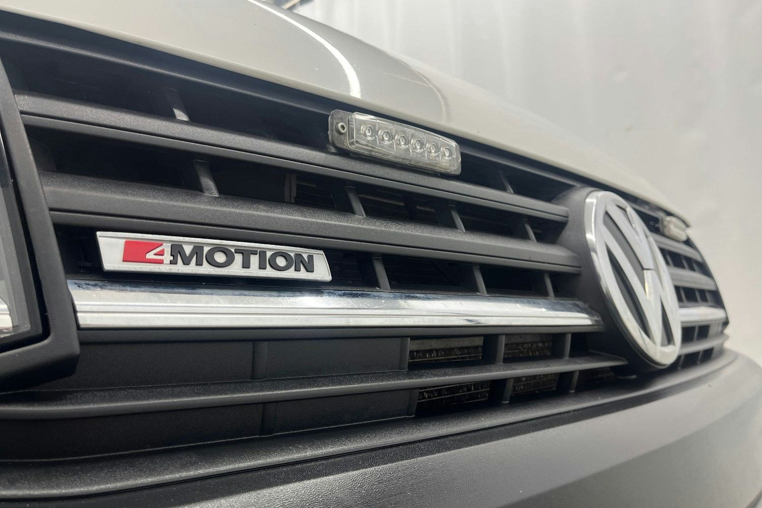 valkoinen Volkswagen Transporter 2017 kuva 20.