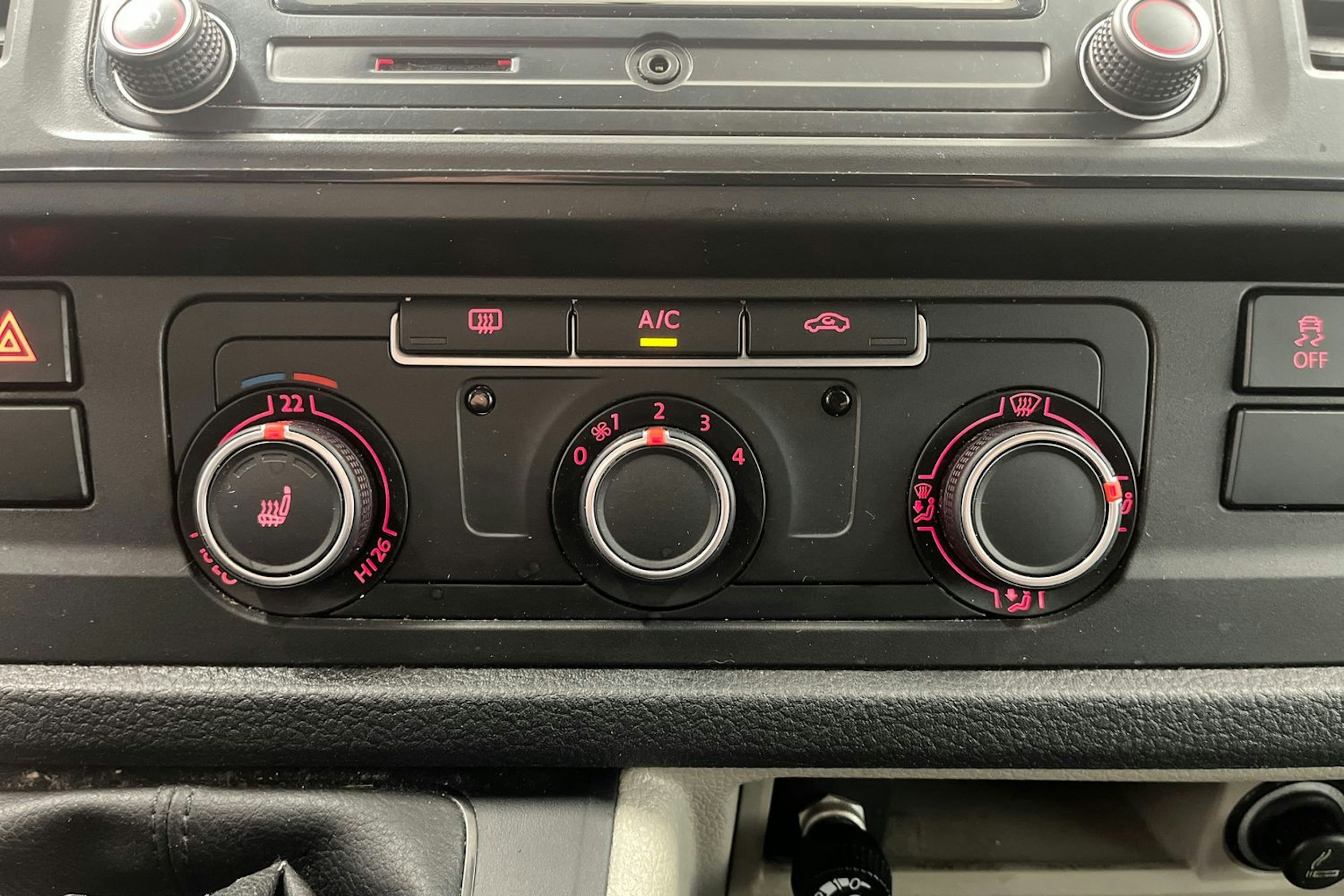 valkoinen Volkswagen Transporter 2017 kuva 25.
