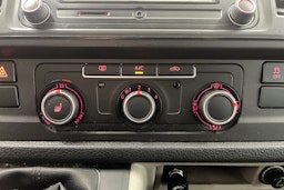 valkoinen Volkswagen Transporter 2017 kuva 25.