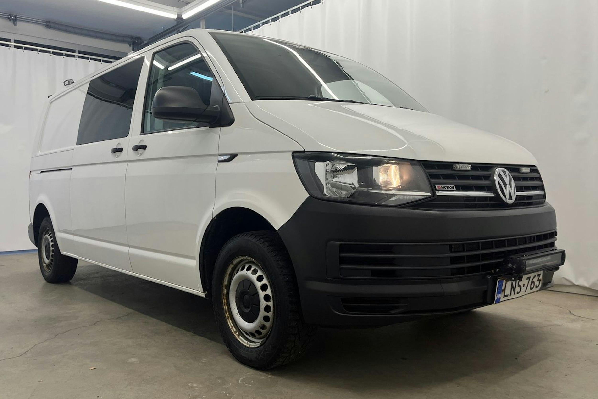 valkoinen Volkswagen Transporter 2017 kuva 30.