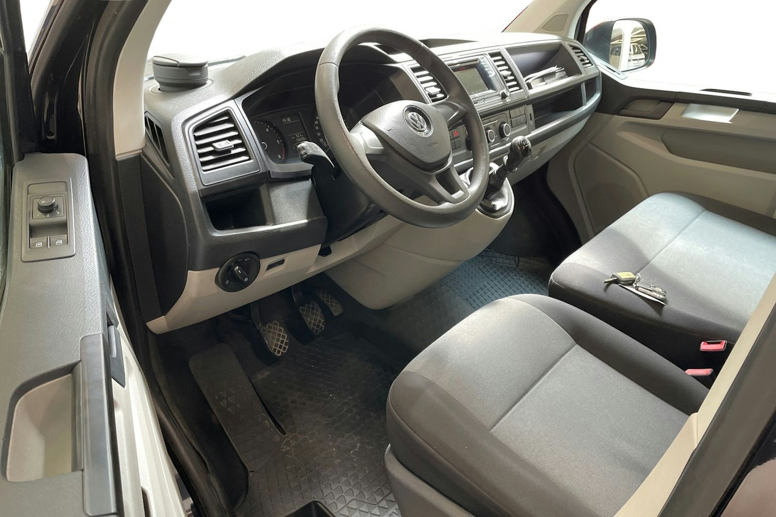 musta Volkswagen Transporter 2017 kuva 7.