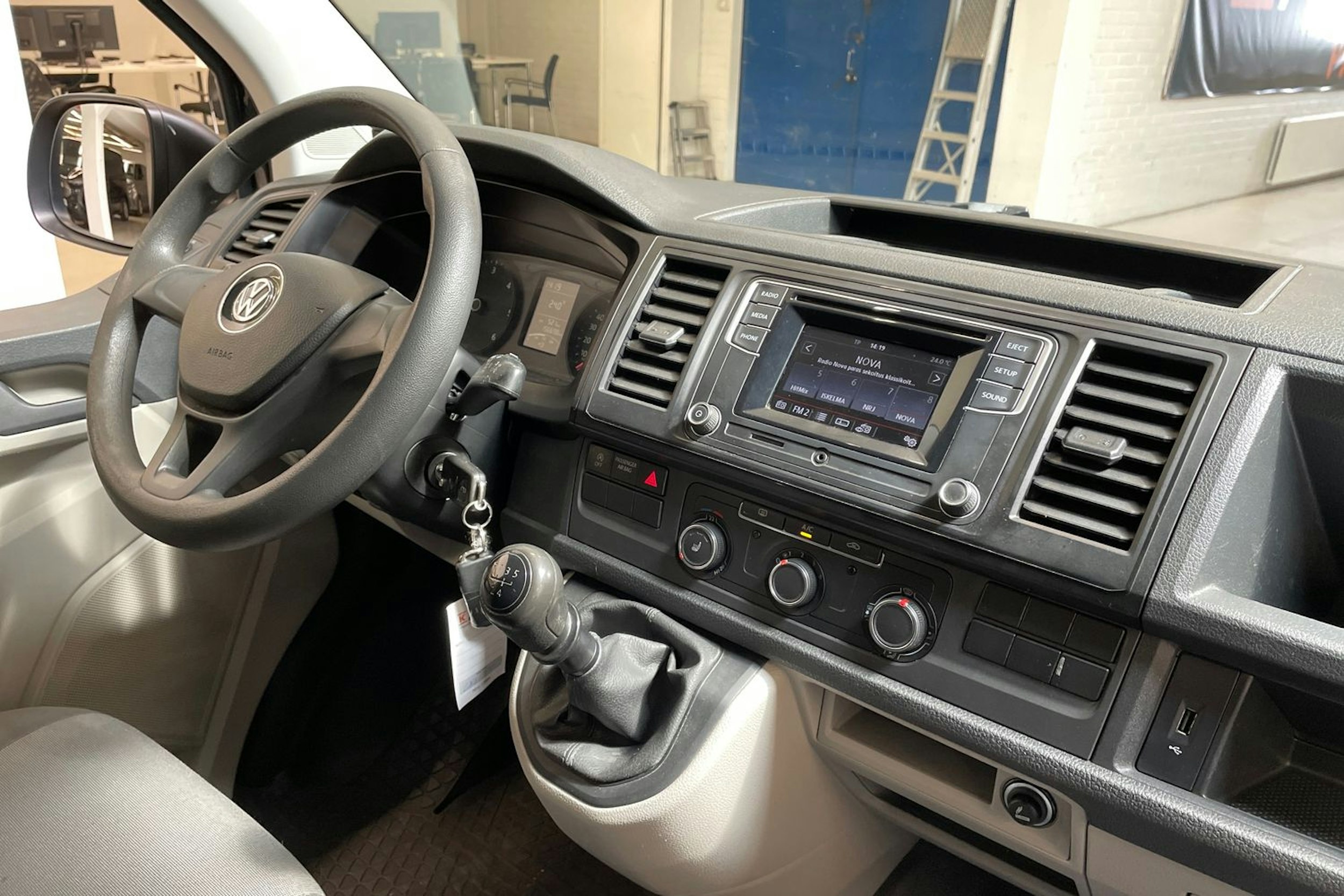 musta Volkswagen Transporter 2017 kuva 13.
