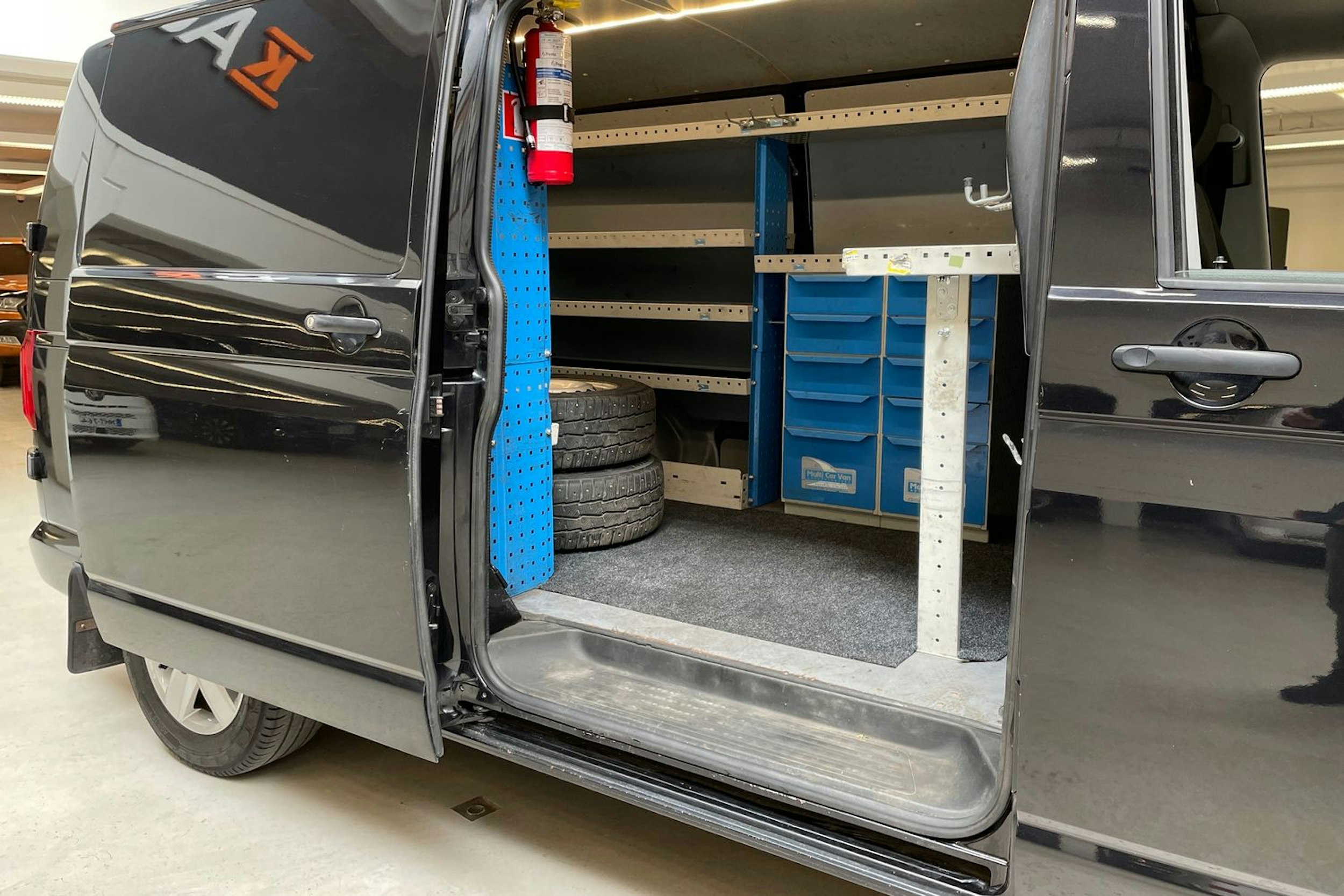 musta Volkswagen Transporter 2017 kuva 15.