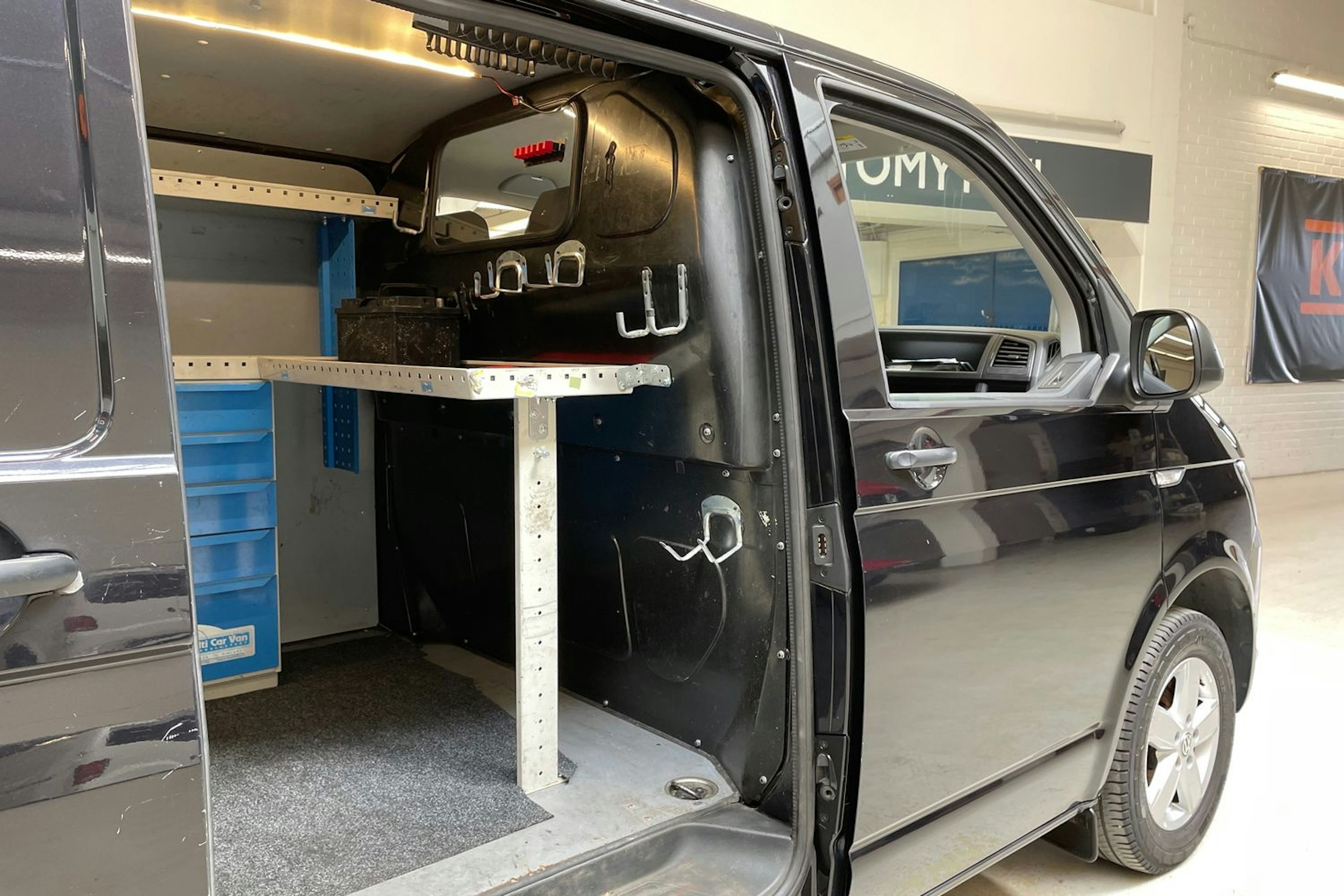 musta Volkswagen Transporter 2017 kuva 16.