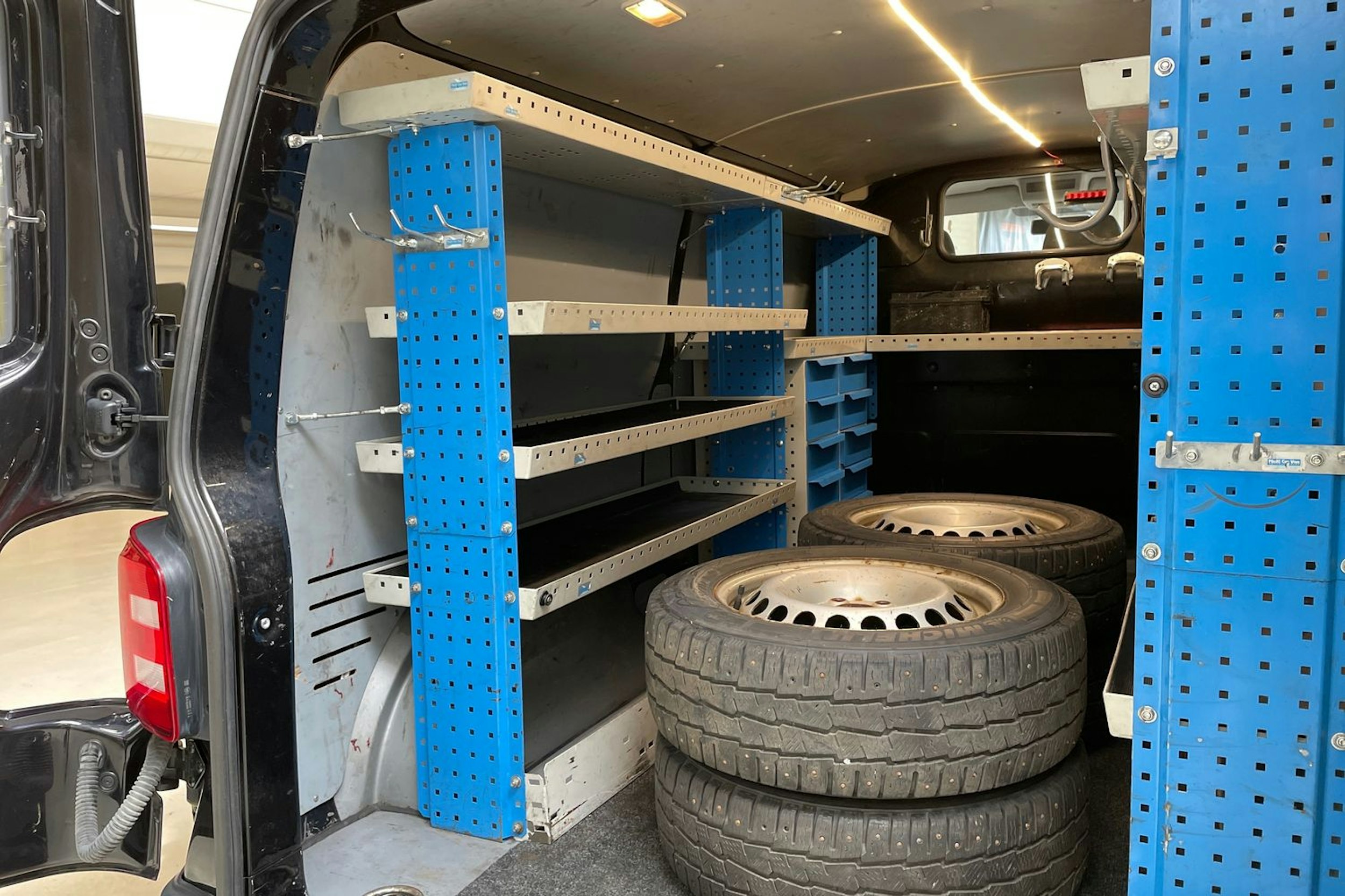 musta Volkswagen Transporter 2017 kuva 18.