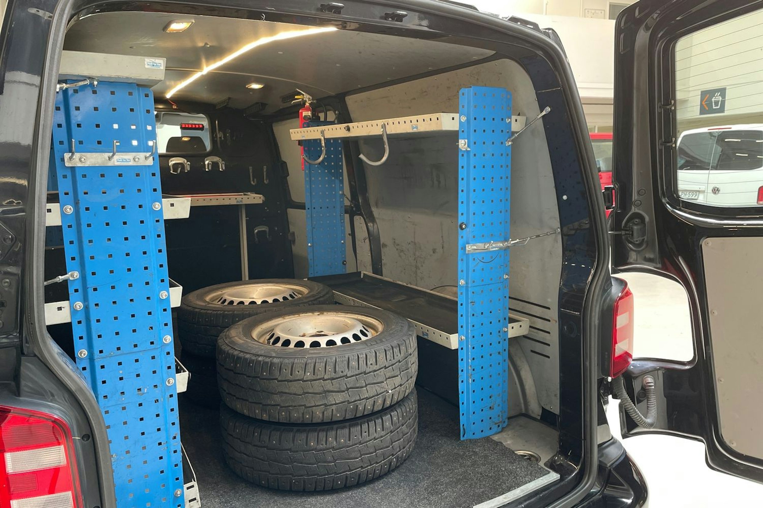 musta Volkswagen Transporter 2017 kuva 19.