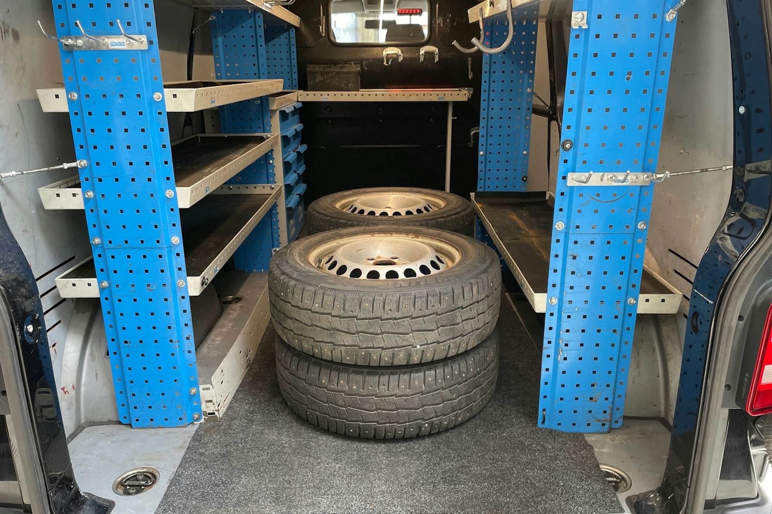 musta Volkswagen Transporter 2017 kuva 20.