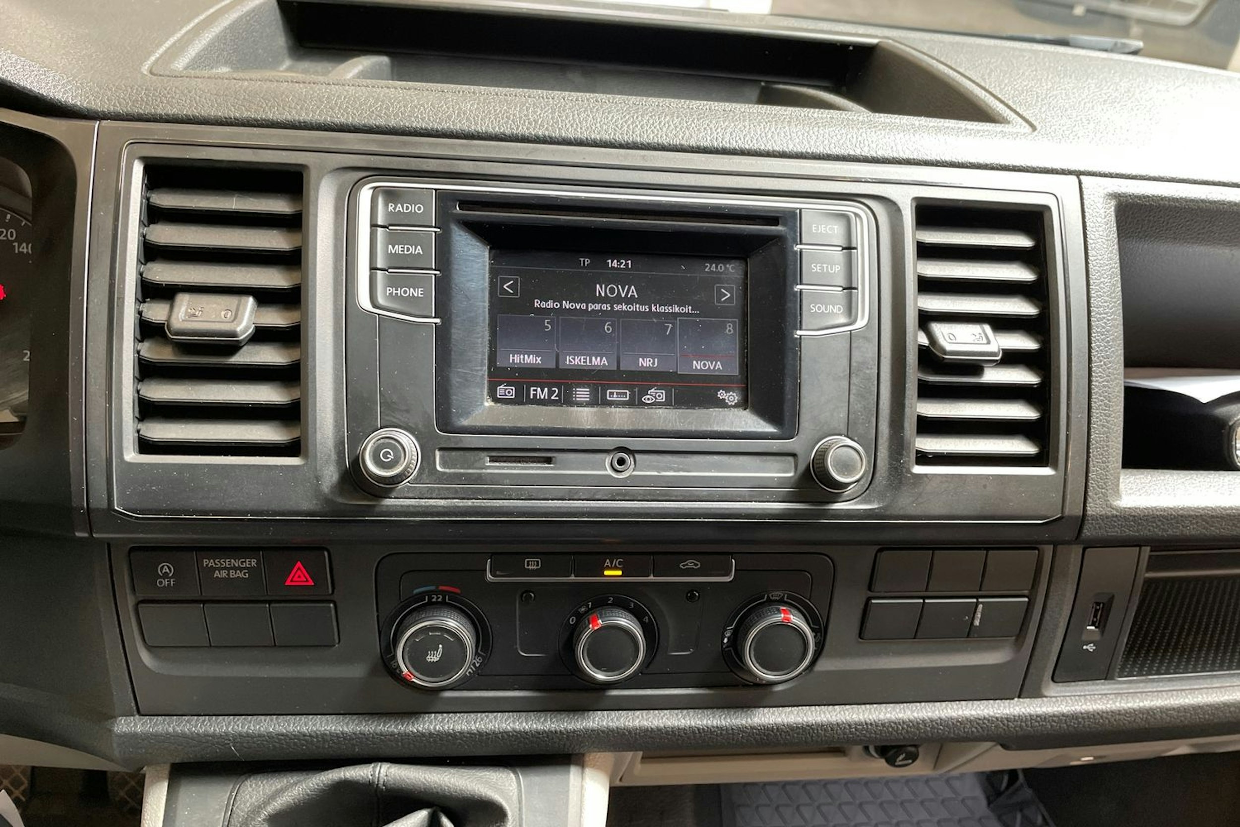 musta Volkswagen Transporter 2017 kuva 25.