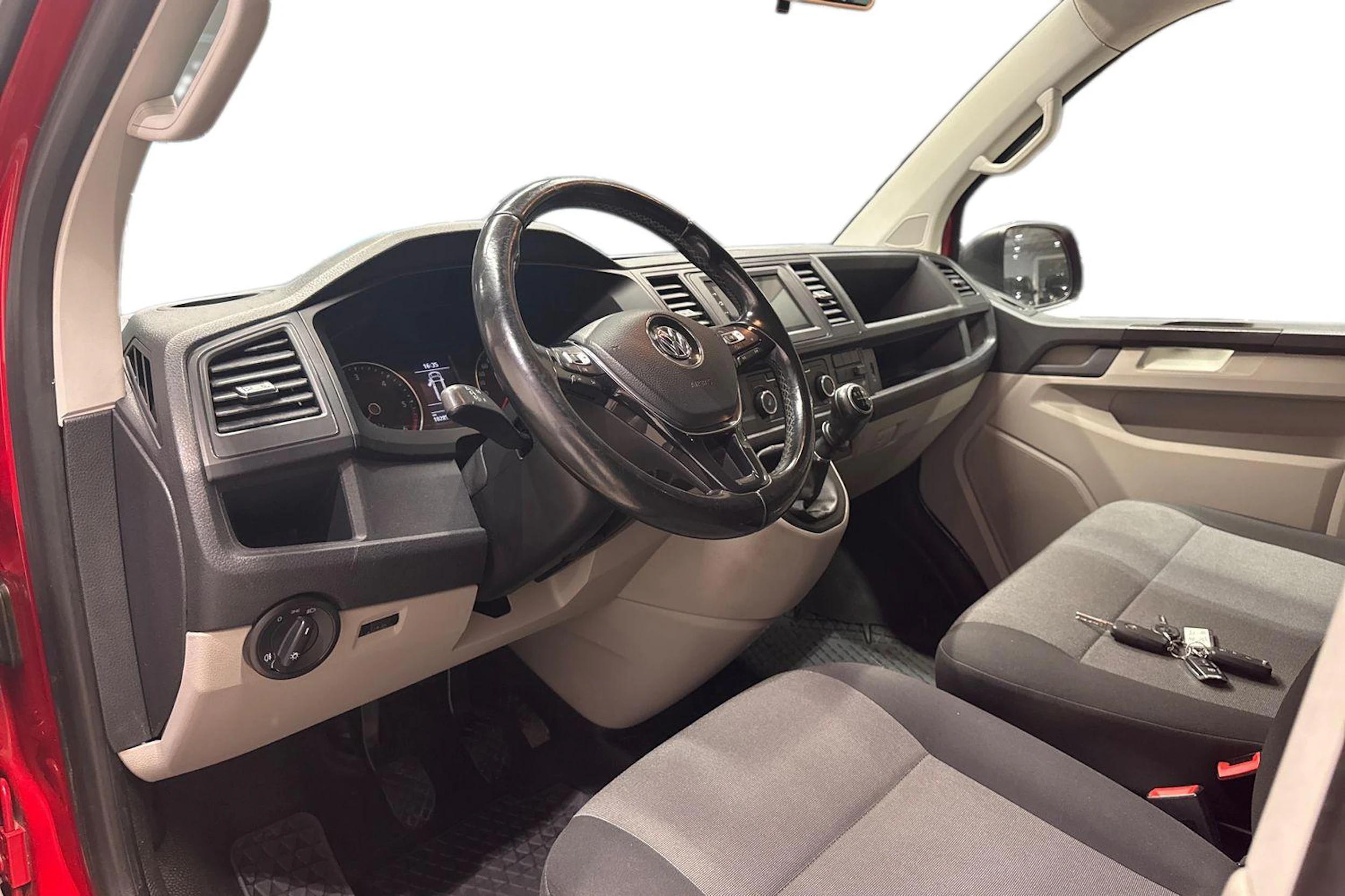 punainen Volkswagen Transporter 2017 kuva 8.