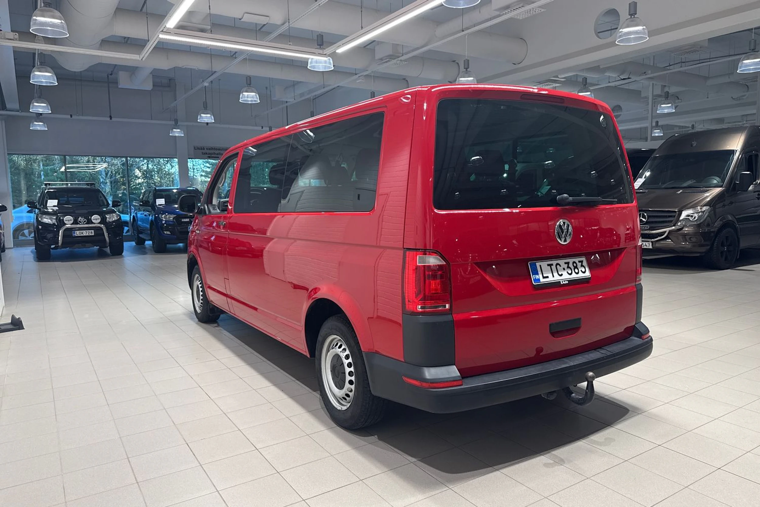 punainen Volkswagen Transporter 2017 kuva 15.