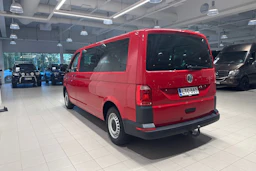 punainen Volkswagen Transporter 2017 kuva 15.