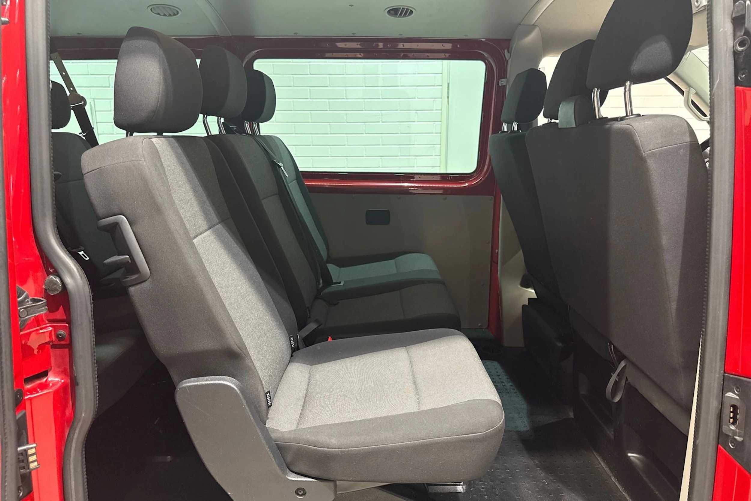 punainen Volkswagen Transporter 2017 kuva 17.