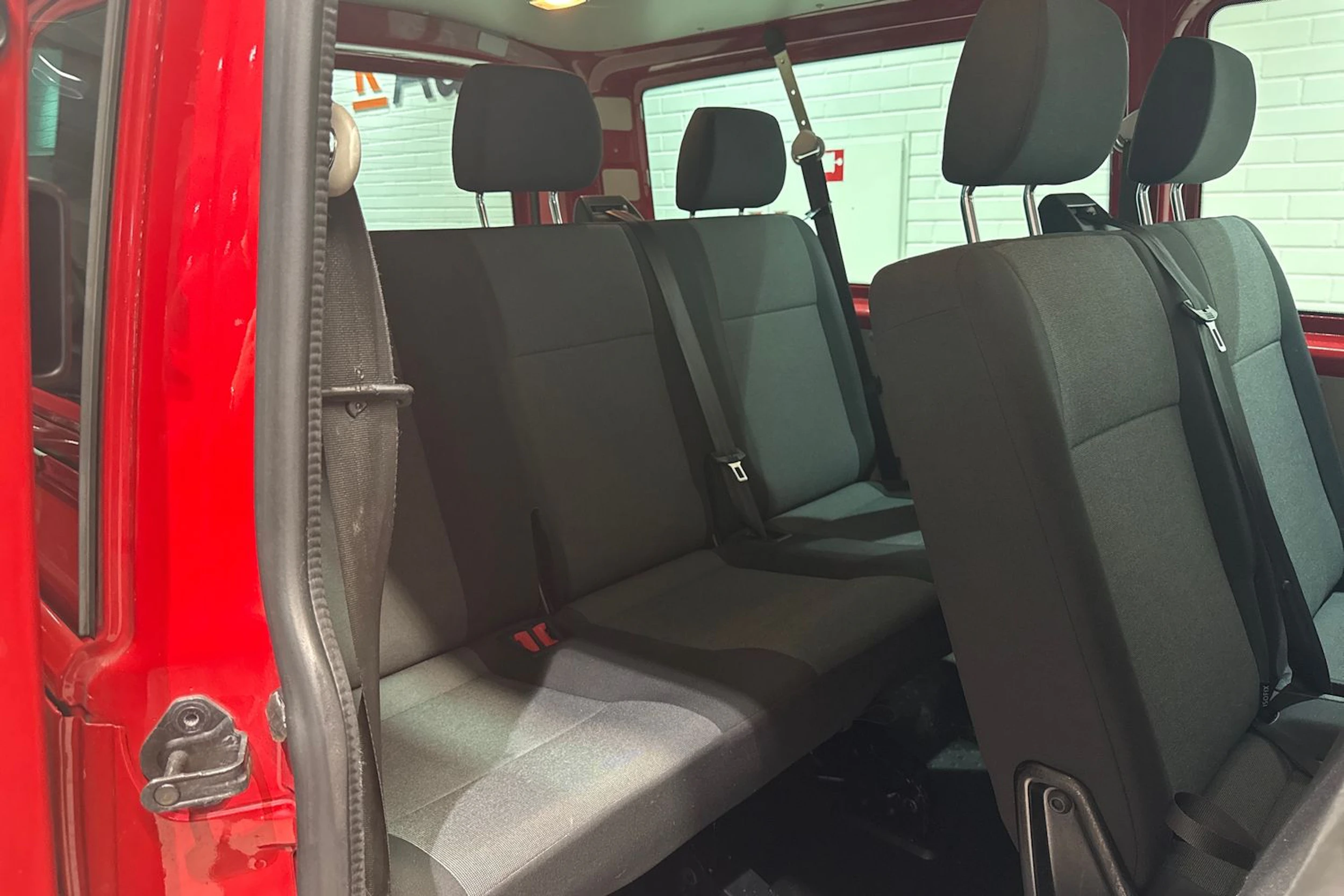 punainen Volkswagen Transporter 2017 kuva 18.