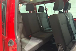 punainen Volkswagen Transporter 2017 kuva 18.