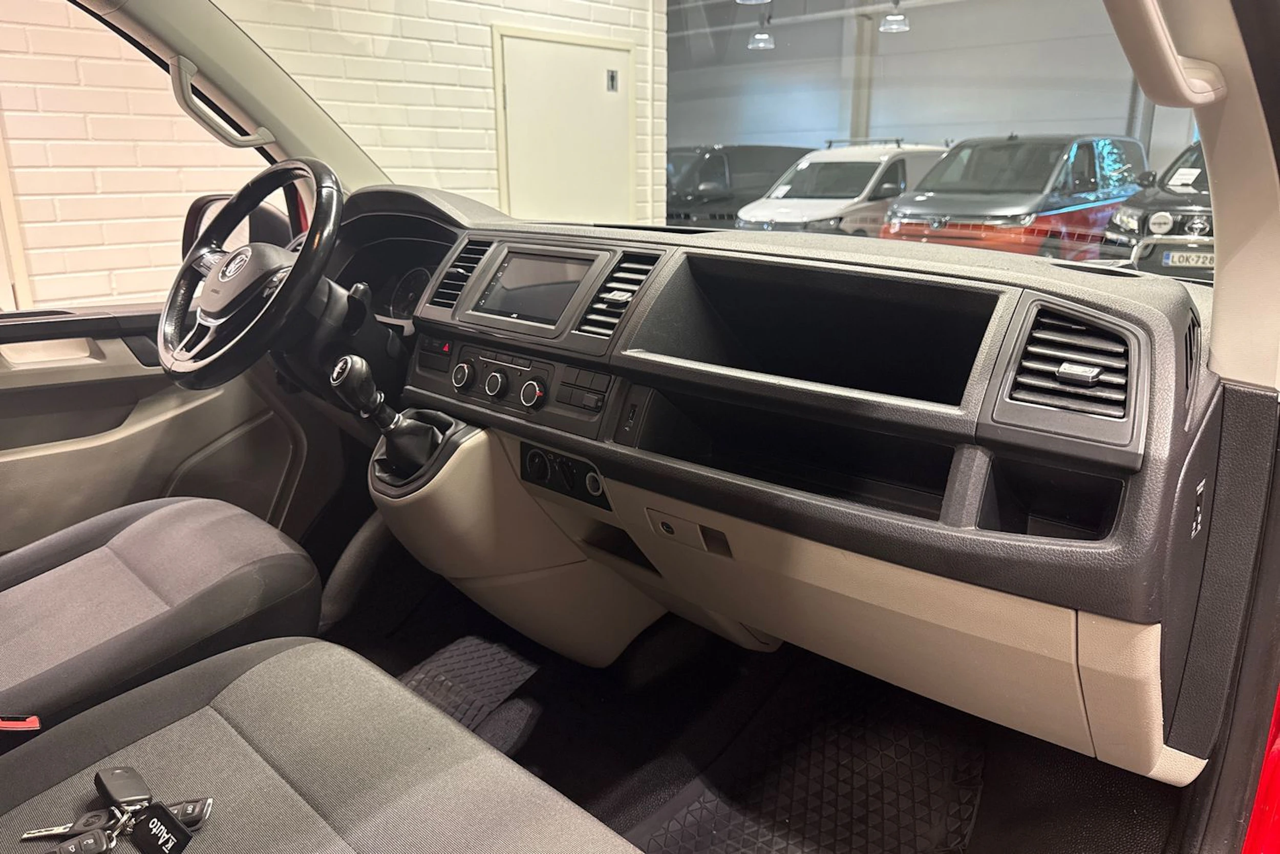 punainen Volkswagen Transporter 2017 kuva 19.