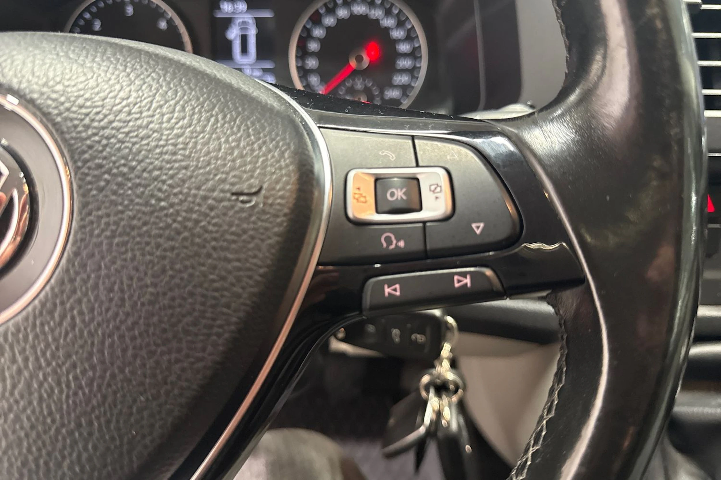 punainen Volkswagen Transporter 2017 kuva 21.