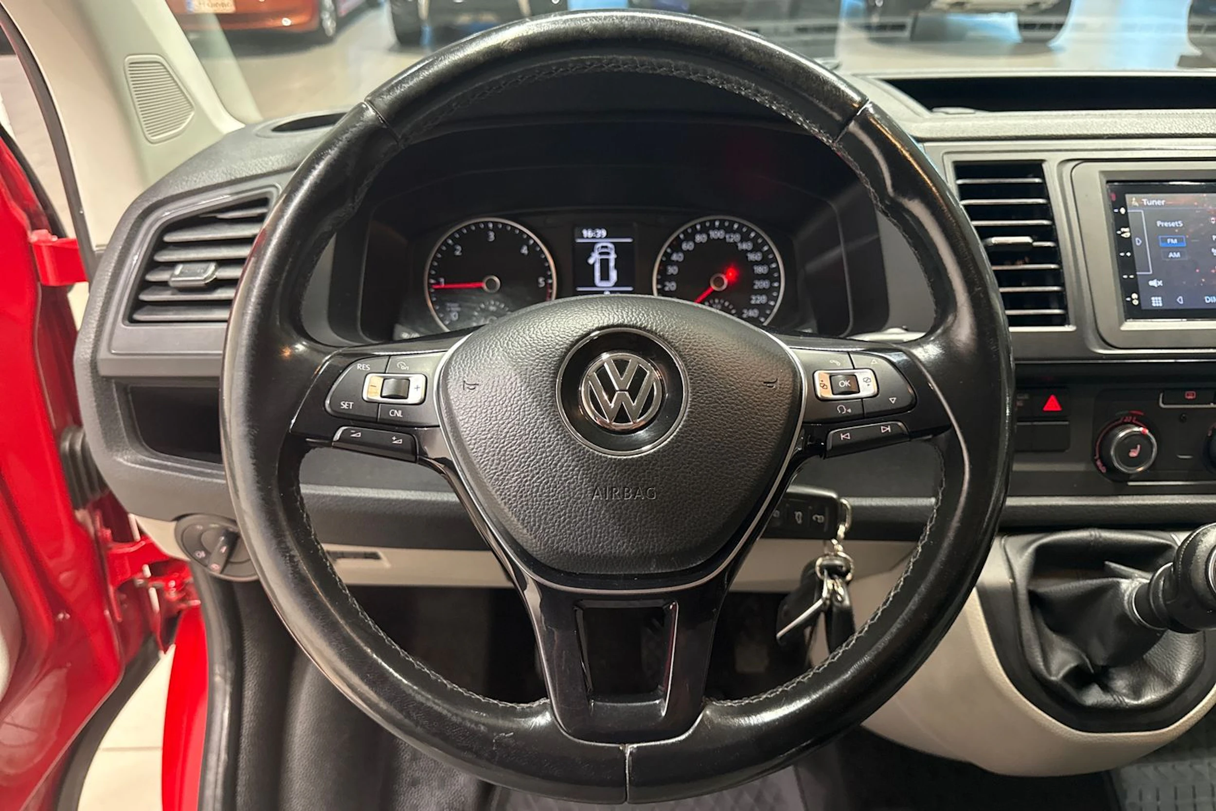 punainen Volkswagen Transporter 2017 kuva 23.