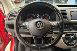 punainen Volkswagen Transporter 2017 kuva 23.