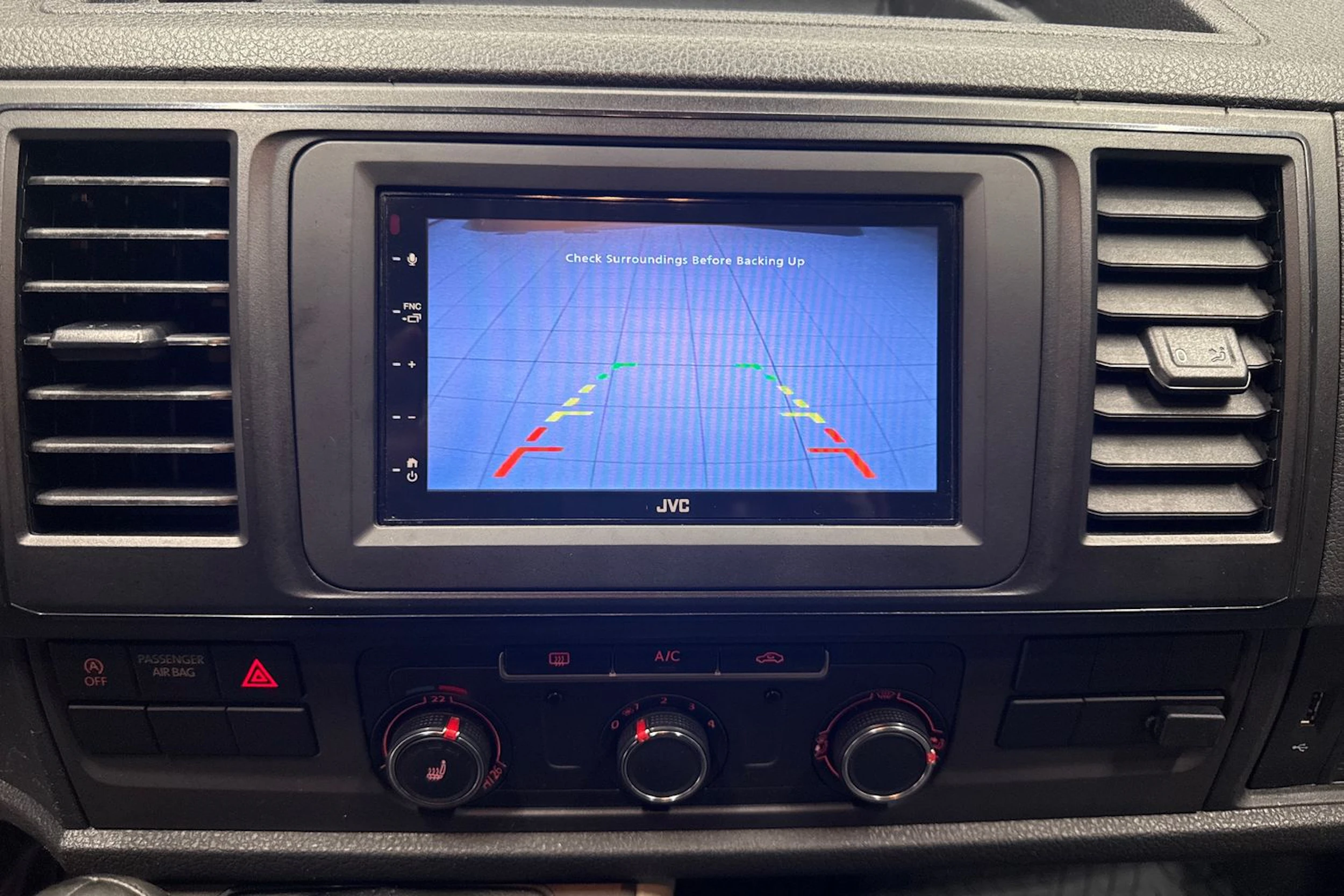 punainen Volkswagen Transporter 2017 kuva 24.