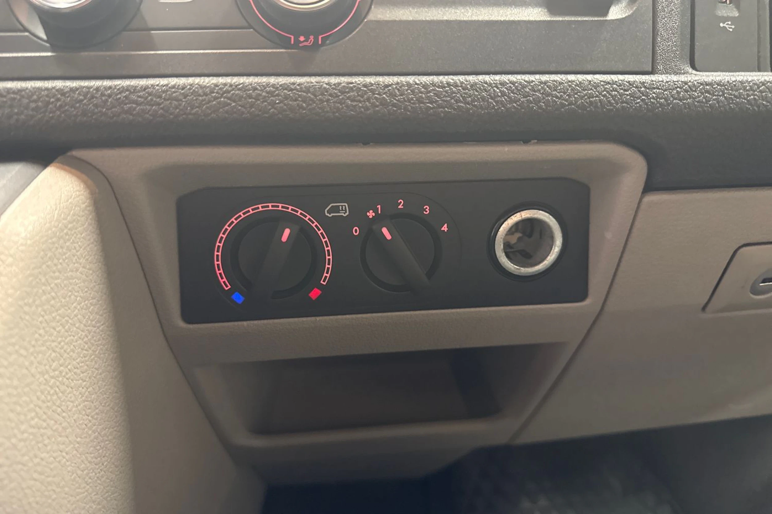 punainen Volkswagen Transporter 2017 kuva 25.
