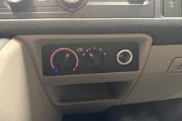 punainen Volkswagen Transporter 2017 kuva 25.