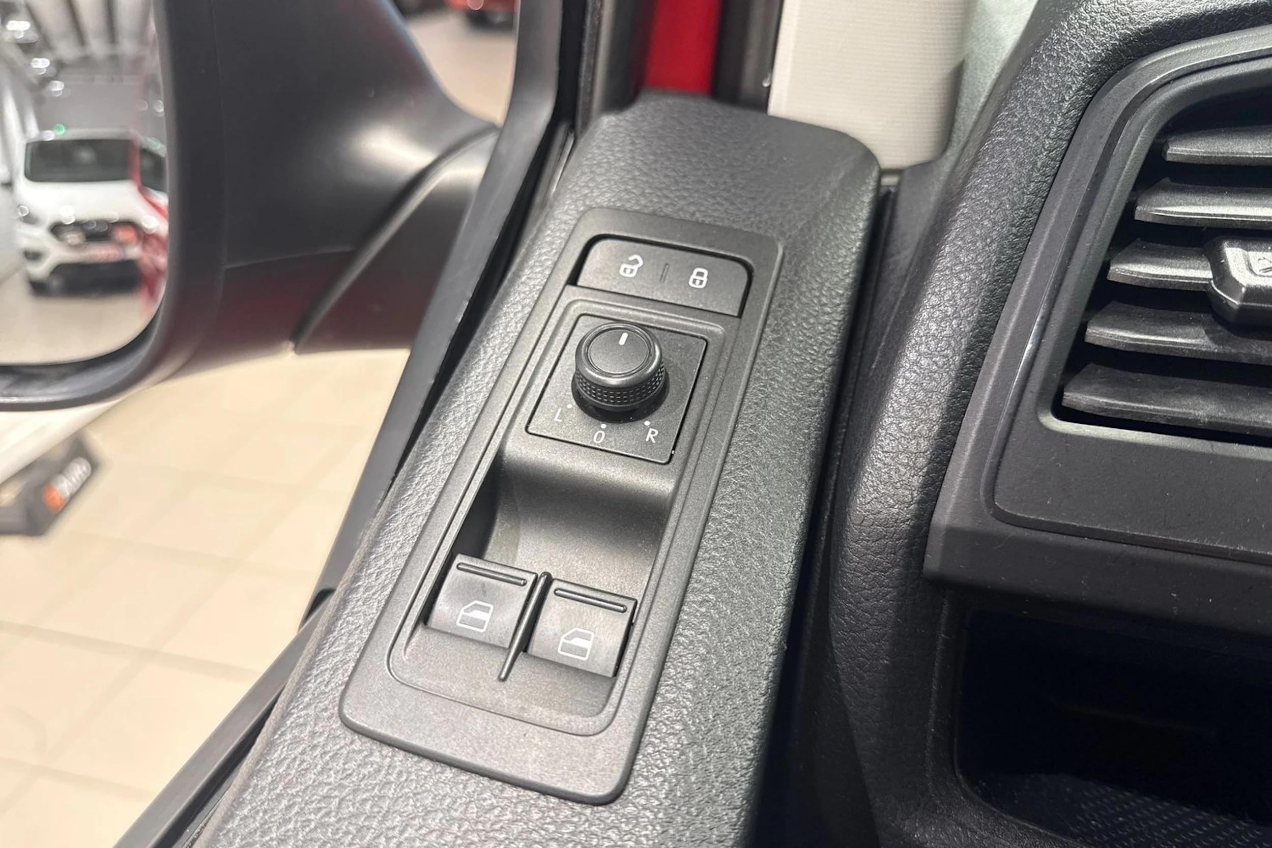 punainen Volkswagen Transporter 2017 kuva 27.