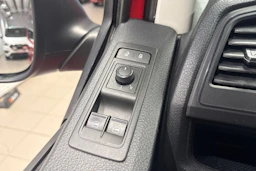 punainen Volkswagen Transporter 2017 kuva 27.